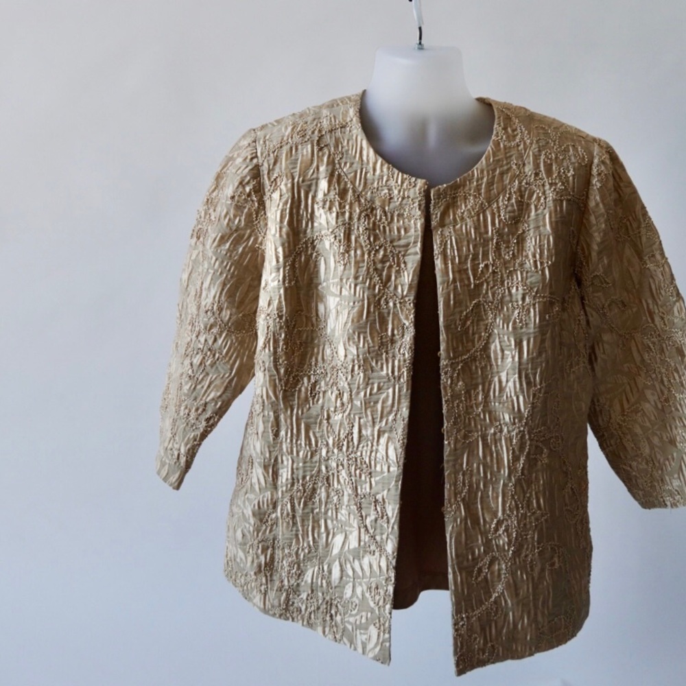 Chico’s beige/gold embroidered jacket NWT Size 3= size 16/18